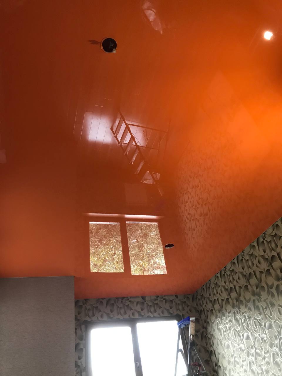 Потолок на кухне: безщелевое примыкание полотна